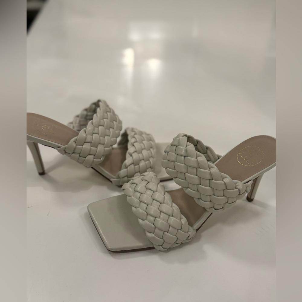 Like New-Missguided Brand Cream Double Strap Square Toe Woven Mules Shoe Size: 8 - Picture 4 of 7